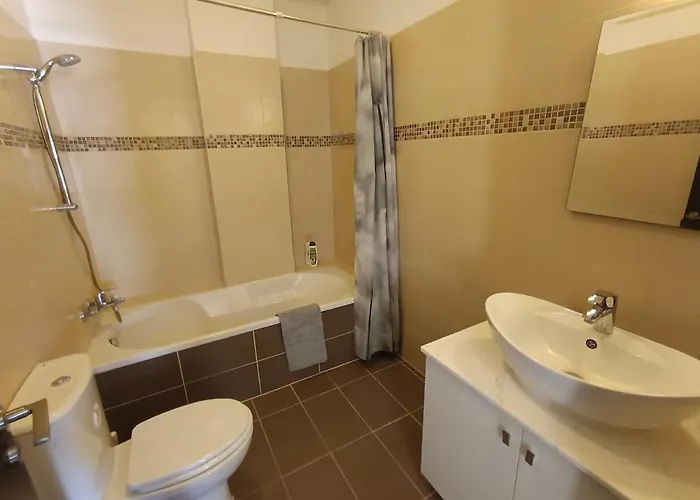 With Amazing Location 拉纳卡